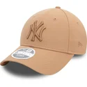 bezowa-czapka-z-zakrzywionym-daszkiem-regulowana-damska-z-bezowym-logo-9forty-league-essential-new-york-yankees-mlb-od-new-era