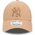 bezowa-czapka-z-zakrzywionym-daszkiem-regulowana-dla-kobiet-z-bezowym-logo-9forty-league-essential-new-york-yankees-mlb-od-new-e