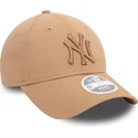 bezowa-czapka-z-zakrzywionym-daszkiem-regulowana-damska-z-bezowym-logo-9forty-league-essential-new-york-yankees-mlb-od-new-era