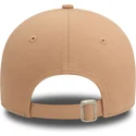 bezowa-czapka-z-zakrzywionym-daszkiem-regulowana-dla-kobiet-z-bezowym-logo-9forty-league-essential-new-york-yankees-mlb-od-new-e
