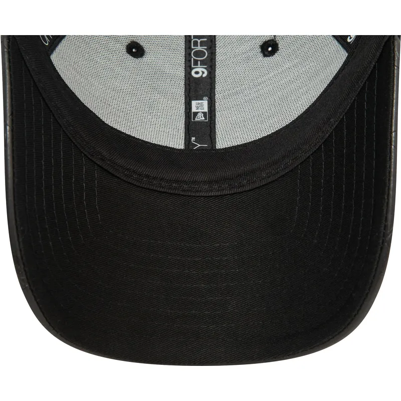 czarna-zakrzywiona-regulowana-czapka-damska-9forty-pu-monogram-new-york-yankees-mlb-od-new-era