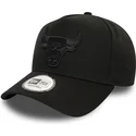 czarna-czapka-z-zakrzywionym-daszkiem-typu-snapback-z-czarnym-logo-9forty-e-frame-monochrome-chicago-bulls-nba-od-new-era