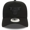 czarna-czapka-z-zakrzywionym-daszkiem-typu-snapback-z-czarnym-logo-9forty-e-frame-monochrome-chicago-bulls-nba-od-new-era