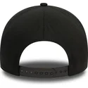 czarna-czapka-z-zakrzywionym-daszkiem-typu-snapback-z-czarnym-logo-9forty-e-frame-monochrome-chicago-bulls-nba-od-new-era