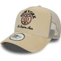 bezowa-czapka-truckerka-9forty-a-frame-cord-graphic-new-york-states-and-countries-od-new-era