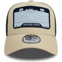 bezowo-czarna-czapka-truckerka-a-frame-license-plate-los-angeles-miasta-i-plaze-od-new-era