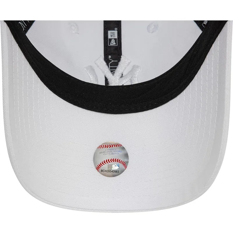 biala-regulowana-czapka-z-zakrzywionym-daszkiem-z-bialym-logo-9twenty-league-essential-new-york-yankees-mlb-new-era