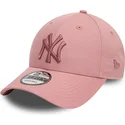 rozowa-regulowana-czapka-z-zakrzywionym-daszkiem-z-rozowym-logo-9forty-league-essential-new-york-yankees-mlb-new-era
