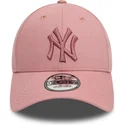 rozowa-regulowana-czapka-z-zakrzywionym-daszkiem-z-rozowym-logo-9forty-league-essential-new-york-yankees-mlb-od-new-era