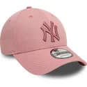 rozowa-regulowana-czapka-z-zakrzywionym-daszkiem-z-rozowym-logo-9forty-league-essential-new-york-yankees-mlb-new-era