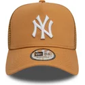 czapka-trucker-jasnobrazowa-9forty-a-frame-league-essential-new-york-yankees-mlb-od-new-era