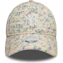 bezowa-zakrzywiona-czapka-z-daszkiem-regulowana-dla-kobiet-9twenty-floral-quilt-new-york-yankees-mlb-od-new-era
