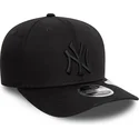 czarna-zakrzywiona-czapka-snapback-z-czarnym-logo-9seventy-stretch-snap-new-york-yankees-mlb-od-new-era