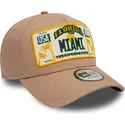 snapback-9forty-a-frame-z-jasnobrazowym-zakrzywionym-daszkiem-z-tablica-rejestracyjna-miami-miasta-i-plaze-od-new-era