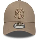 jasnobrazowa-zakrzywiona-czapka-z-regulacja-z-brazowym-logo-9forty-league-essential-new-york-yankees-mlb-od-new-era