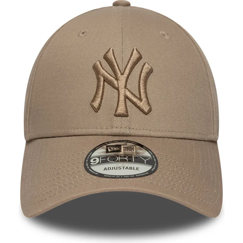 jasnobrazowa-regulowana-czapka-z-zakrzywionym-daszkiem-z-brazowym-logo-9forty-league-essential-new-york-yankees-mlb-new-era