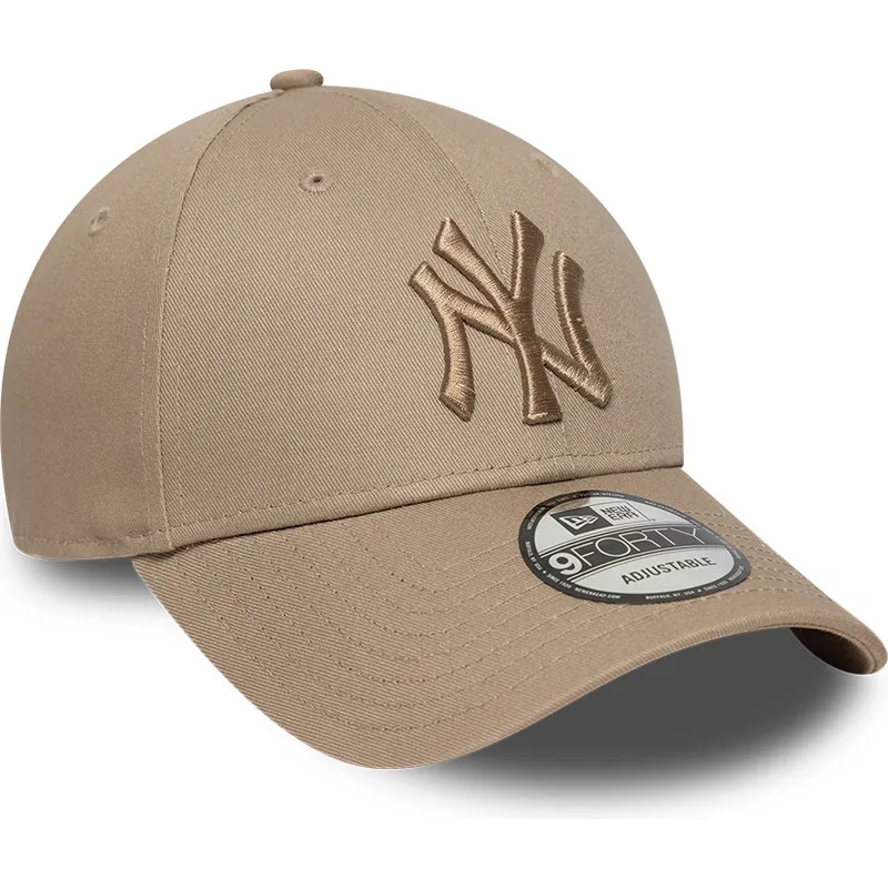 jasnobrazowa-regulowana-czapka-z-zakrzywionym-daszkiem-z-brazowym-logo-9forty-league-essential-new-york-yankees-mlb-new-era