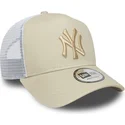 bezowo-biala-czapka-trucker-z-bezowym-logo-a-frame-league-essential-new-york-yankees-mlb-od-new-era