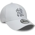 biala-regulowana-czapka-z-zakrzywionym-daszkiem-9forty-outline-new-york-yankees-mlb-marki-new-era