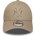 jasnobrazowa-czapka-z-zakrzywionym-daszkiem-regulowana-z-brazowym-logo-9forty-outline-new-york-yankees-mlb-od-new-era