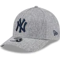 snapback-z-szarym-zakrzywionym-daszkiem-i-granatowym-logo-9forty-m-crown-a-frame-cotton-weave-new-york-yankees-mlb-od-new-era
