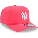 rozowa-zakrzywiona-czapka-z-daszkiem-z-regulacja-golfer-everyday-nylon-new-york-yankees-mlb-od-new-era