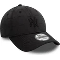 czarna-regulowana-czapka-z-zakrzywionym-daszkiem-z-czarnym-logo-9forty-quilted-new-york-yankees-mlb-new-era