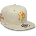 bezowa-czapka-snapback-z-daszkiem-9fifty-floral-new-york-yankees-mlb-od-new-era