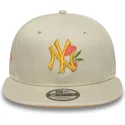 bezowa-czapka-snapback-z-daszkiem-9fifty-floral-new-york-yankees-mlb-od-new-era