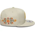 bezowa-czapka-snapback-z-daszkiem-9fifty-floral-new-york-yankees-mlb-od-new-era