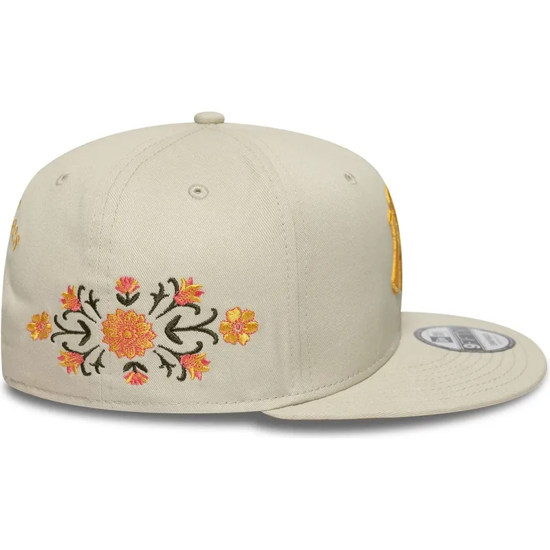 czapka-z-plaskim-daszkiem-bezowa-snapback-9fifty-floral-new-york-yankees-mlb-new-era