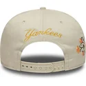 czapka-z-plaskim-daszkiem-bezowa-snapback-9fifty-floral-new-york-yankees-mlb-new-era