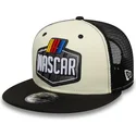 bezowo-czarna-plaska-czapka-trucker-9fifty-z-logo-classics-nascar-od-new-era