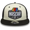 bezowo-czarna-plaska-czapka-trucker-9fifty-z-logo-classics-nascar-od-new-era
