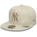 bezowa-czapka-z-daszkiem-typu-snapback-z-bezowym-logo-9fifty-original-fit-world-series-new-york-yankees-mlb-marki-new-era