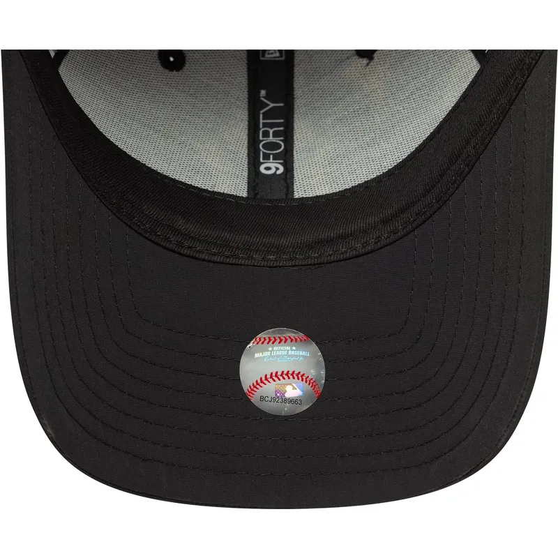czarna-zakrzywiona-czapka-z-regulacja-i-bezowym-logo-9forty-recycled-new-york-yankees-mlb-od-new-era