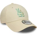 bezowa-czapka-z-daszkiem-regulowana-z-zielonym-logo-9forty-team-outline-los-angeles-dodgers-mlb-marki-new-era