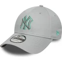 szara-regulowana-czapka-z-zakrzywionym-daszkiem-z-szarym-logo-9forty-team-outline-new-york-yankees-mlb-od-new-era