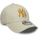 bezowa-regulowana-czapka-z-zakrzywionym-daszkiem-z-zoltym-logo-9forty-floral-icon-new-york-yankees-mlb-new-era