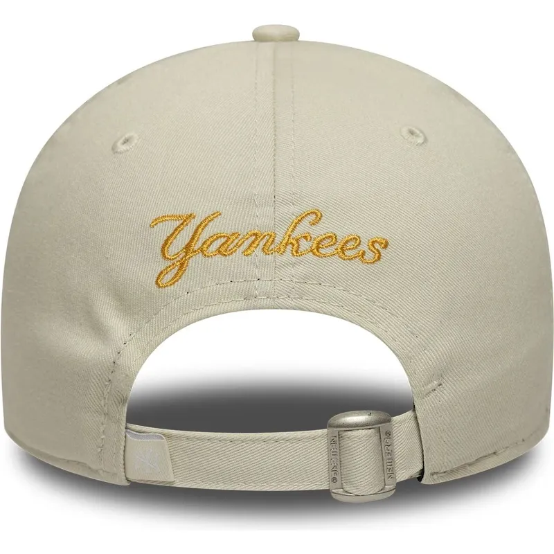 bezowa-regulowana-czapka-z-zakrzywionym-daszkiem-z-zoltym-logo-9forty-floral-icon-new-york-yankees-mlb-new-era