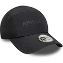 kepure-islenkta-juoda-reguliuojama-juostele-runner-tech-new-era