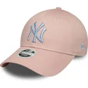 rozowa-regulowana-czapka-z-zakrzywionym-daszkiem-dla-kobiet-z-bialym-logo-9forty-league-essential-new-york-yankees-mlb-new-era