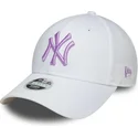 biala-zakrzywiona-czapka-regulowana-dla-kobiet-z-fioletowym-logo-9forty-league-essential-new-york-yankees-mlb-od-new-era