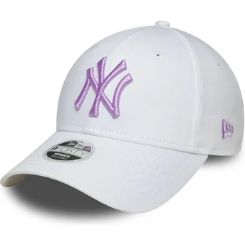 Biała czapka z zakrzywionym daszkiem, regulowana, dla kobiet z fioletowym logo 9FORTY League Essential New York Yankees MLB od N