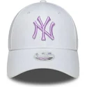 biala-regulowana-czapka-z-zakrzywionym-daszkiem-dla-kobiet-z-fioletowym-logo-9forty-league-essential-new-york-yankees-mlb-new-er