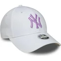 biala-zakrzywiona-czapka-regulowana-dla-kobiet-z-fioletowym-logo-9forty-league-essential-new-york-yankees-mlb-od-new-era