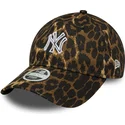 czapka-z-daszkiem-z-regulacja-w-panterke-dla-kobiet-9twenty-outline-new-york-yankees-mlb-new-era