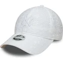 biala-regulowana-czapka-z-zakrzywionym-daszkiem-dla-kobiet-z-bialym-logo-9twenty-broderie-new-york-yankees-mlb-od-new-era