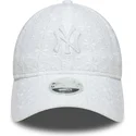 biala-regulowana-czapka-z-zakrzywionym-daszkiem-dla-kobiet-z-bialym-logo-9twenty-broderie-new-york-yankees-mlb-od-new-era