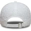biala-regulowana-czapka-z-zakrzywionym-daszkiem-dla-kobiet-z-bialym-logo-9twenty-broderie-new-york-yankees-mlb-od-new-era